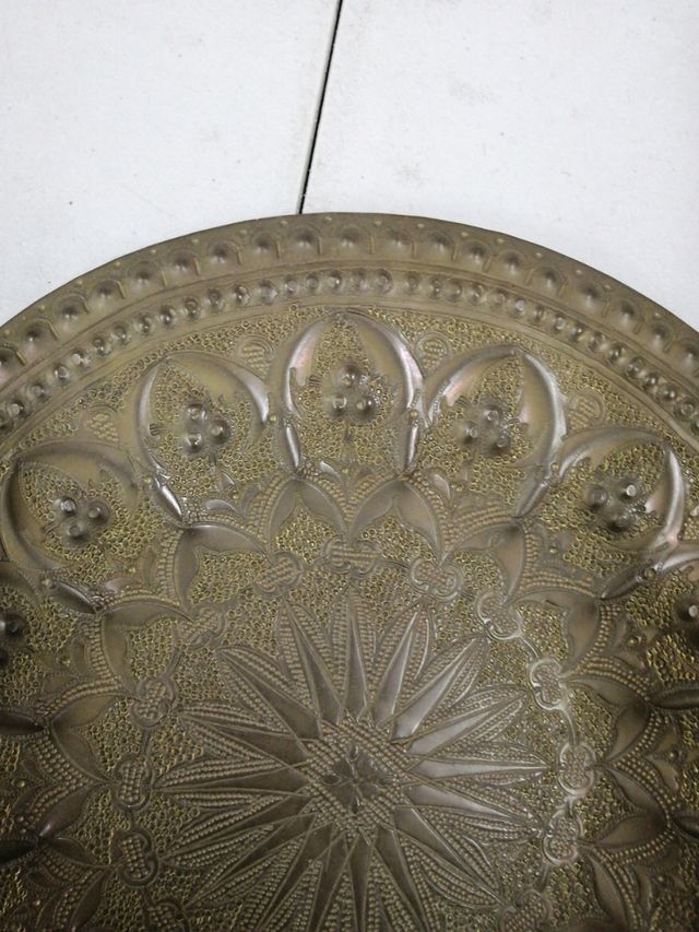 Plato metal repujado con relieve3o cm