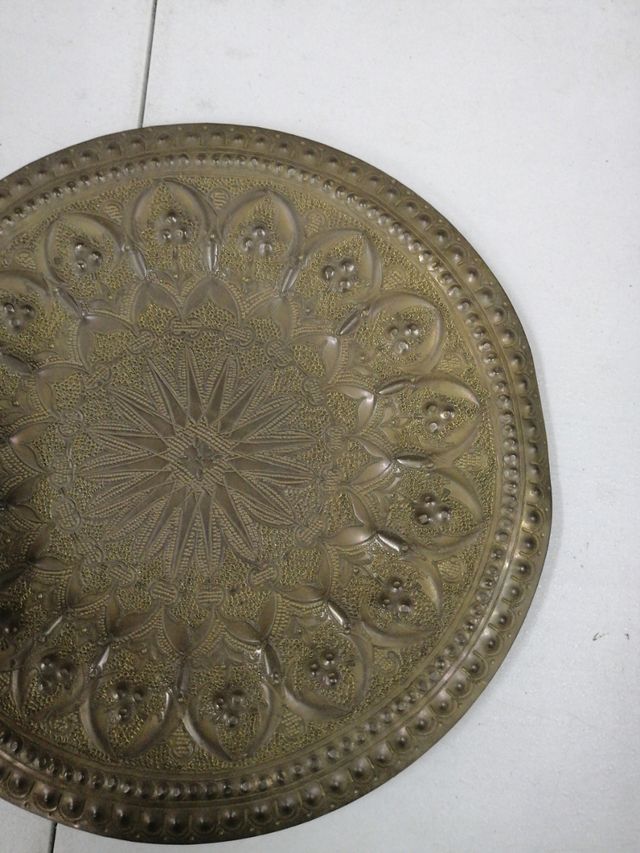 Plato metal repujado con relieve3o cm