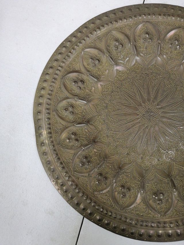 Plato metal repujado con relieve3o cm