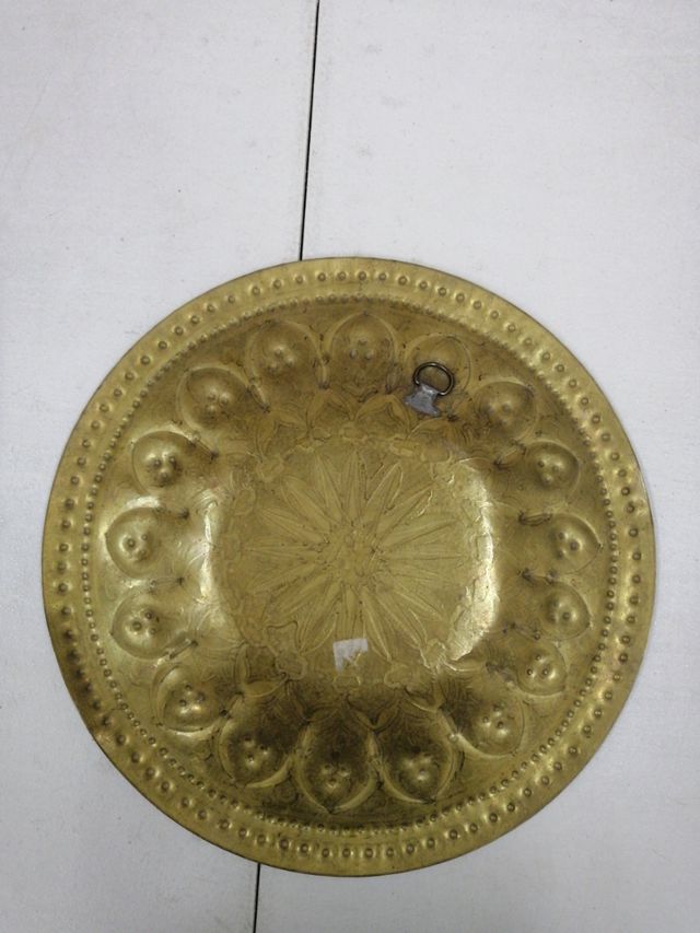 Plato metal repujado con relieve3o cm
