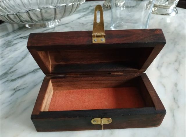 Caja de madera con adornos de metal y candado