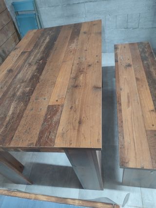 Mesa de cocina y dos bancos