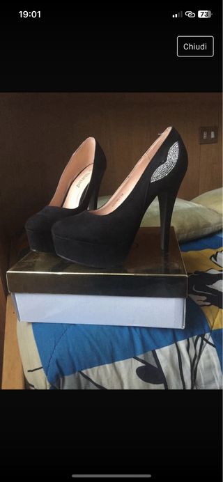 Tacchi alti neri con brillantini