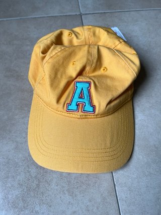 Gorra amarilla de Álvaro moreno