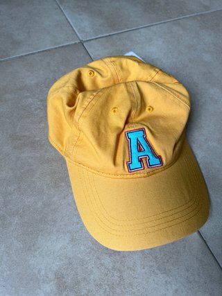 Gorra amarilla de Álvaro moreno