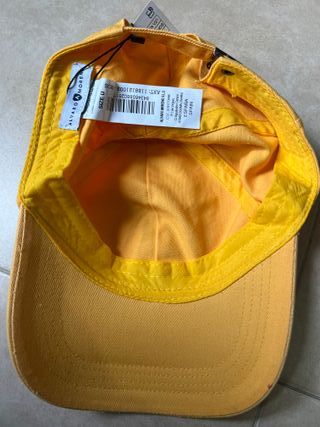 Gorra amarilla de Álvaro moreno