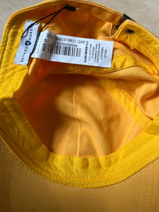 Gorra amarilla de Álvaro moreno