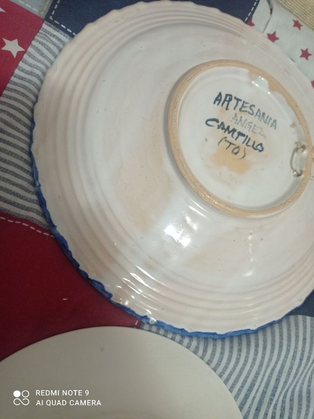 lote de 2 platos escudo heráldico y yoplait