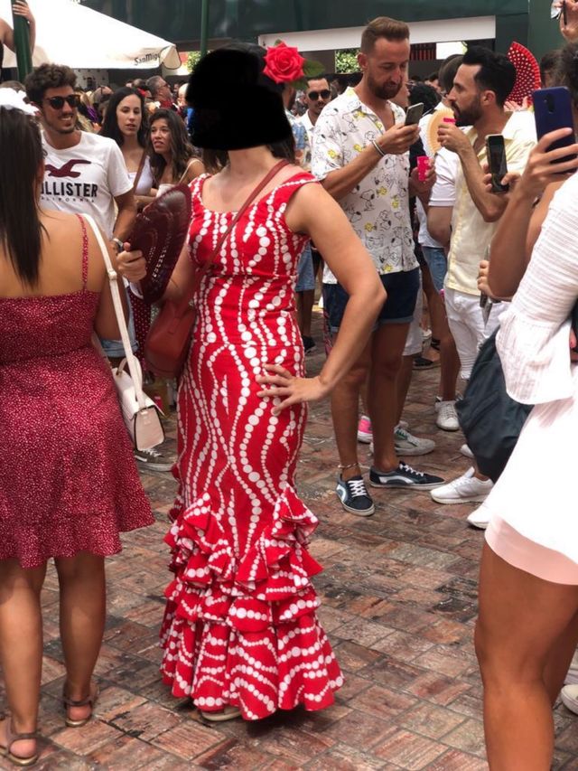 traje de sevillana rojo
