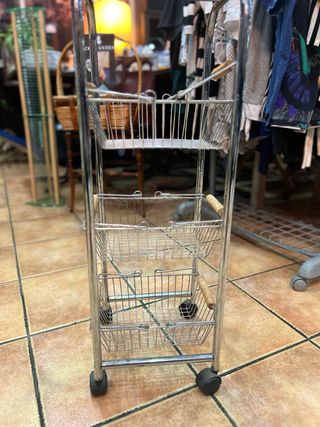 Carrito con cestas metálicas