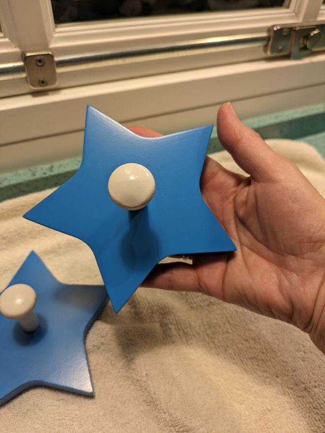 Percha de madera infantil estrella