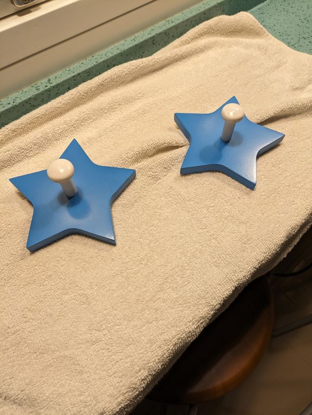 Percha de madera infantil estrella