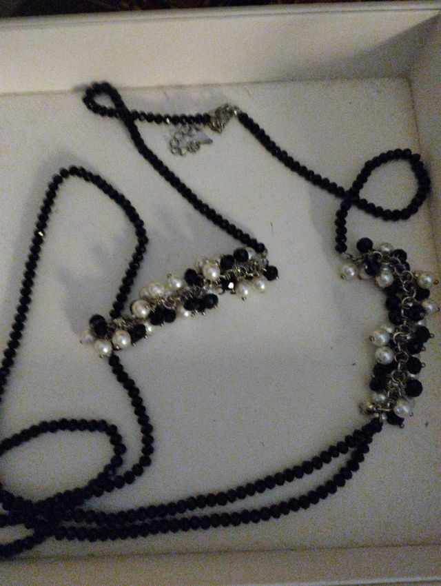 Collana di perle e pietre nere