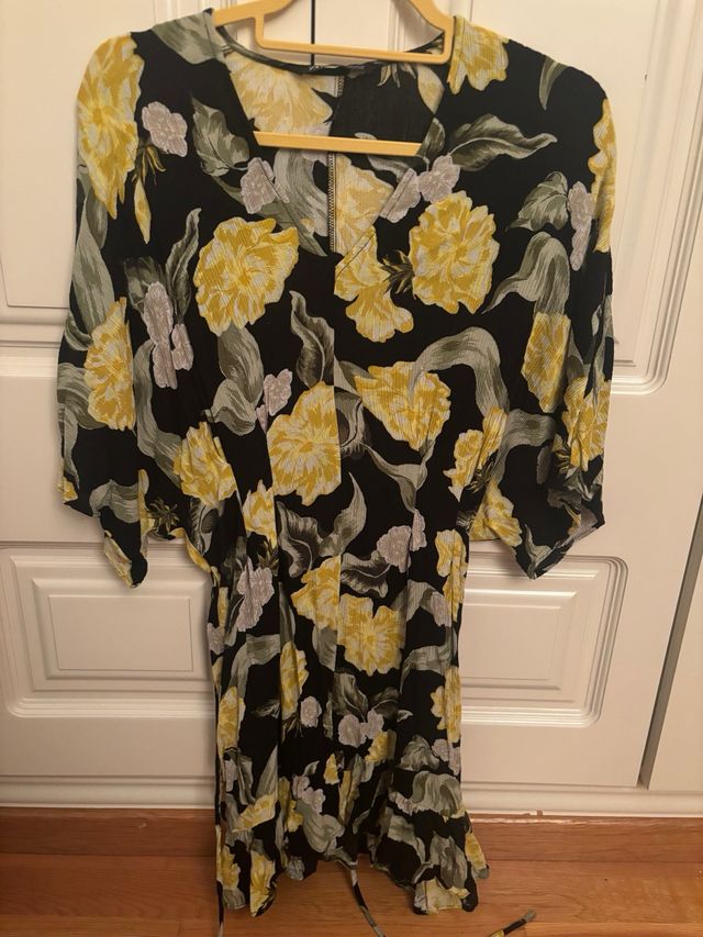 Vestido corto flores Zara