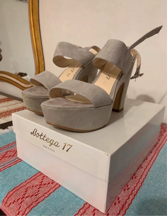 Sandali in camoscio col. taupe con plateau