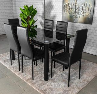 Mesa con sillas nuevas