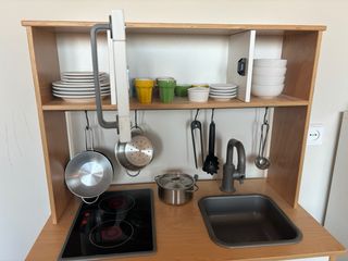 Cocinita IKEA IMPECABLE con 100 EUR en accesorios