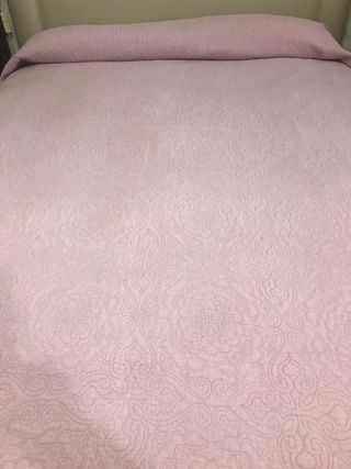 Colcha bouti color rosa para cama de 150 de ancho.