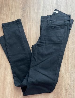 Pantalón pitillo negro Levi’s. Talla XS-S.