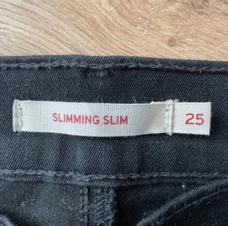 Pantalón pitillo negro Levi’s. Talla XS-S.