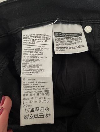 Pantalón pitillo negro Levi’s. Talla XS-S.