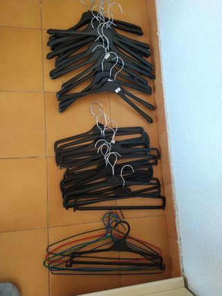 Perchas de plástico surtidas