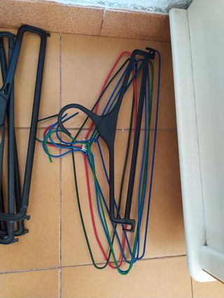 Perchas de plástico surtidas