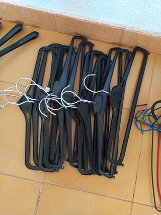Perchas de plástico surtidas