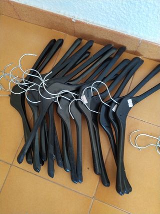 Perchas de plástico surtidas
