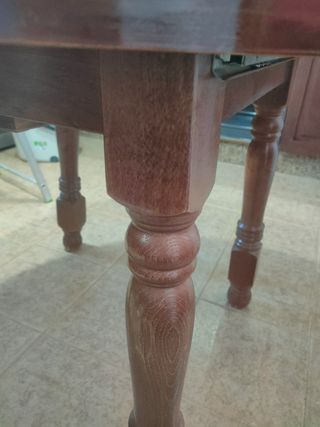 Mesa redonda de madera y 4 sillas de enea