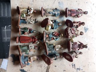 Belén  16 modelos de pastores 12 cm barro.