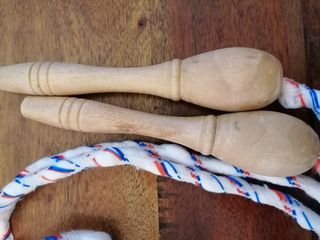 Corda per saltare con manico in legno