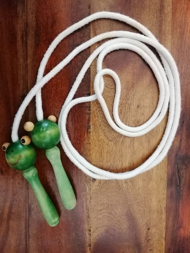 Corda per saltare con manico in legno