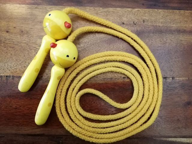 Corda per saltare con manico in legno
