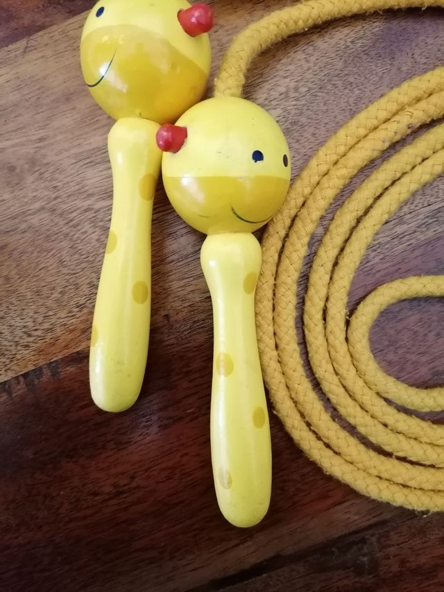 Corda per saltare con manico in legno