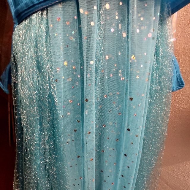 Rosa 25€. Bella rojo 25€ Frozen con zapato 30€.