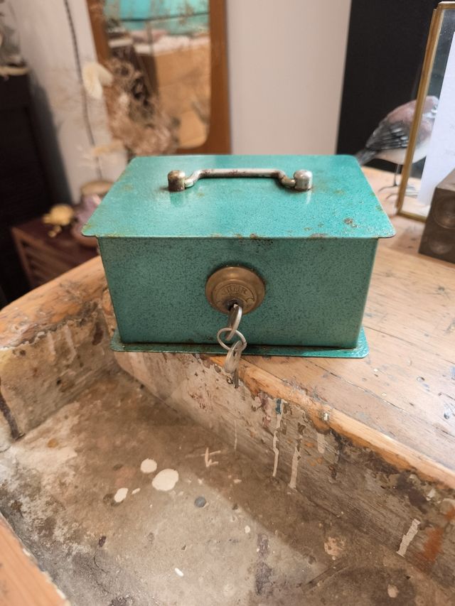 Caja metálica vintage