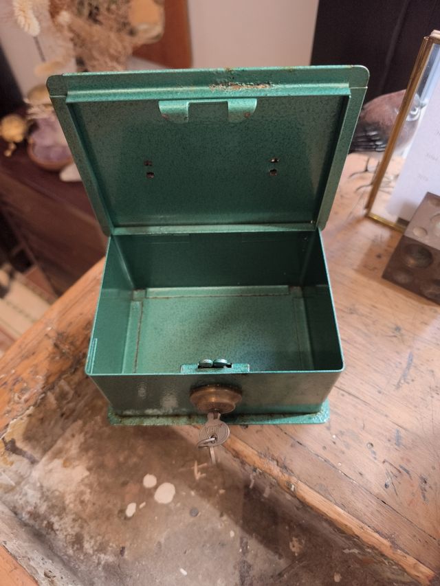 Caja metálica vintage