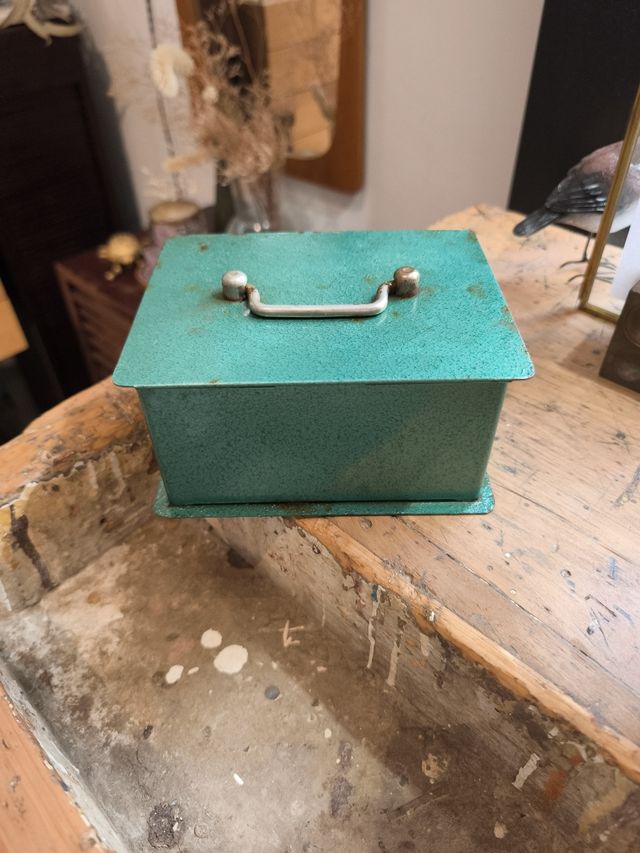 Caja metálica vintage