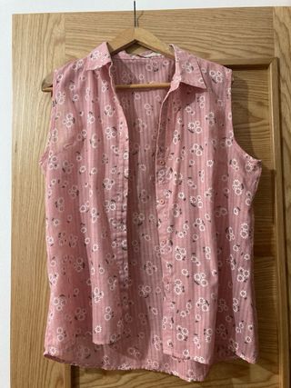 Blusa sin mangas rosa y floral