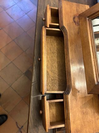 mueble antiguo de madera con espejo
