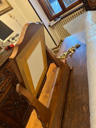 mueble antiguo de madera con espejo
