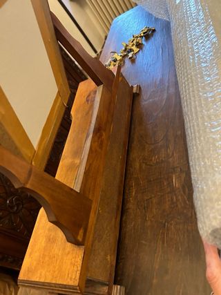 mueble antiguo de madera con espejo
