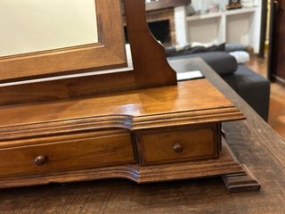 mueble antiguo de madera con espejo