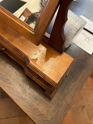 mueble antiguo de madera con espejo