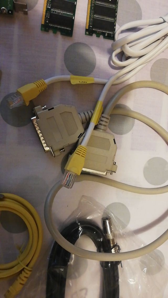 Surtido variado de cables y electronica.