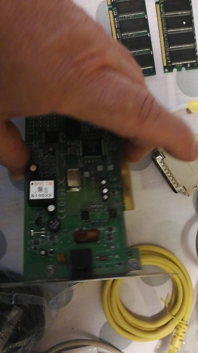 Surtido variado de cables y electronica.