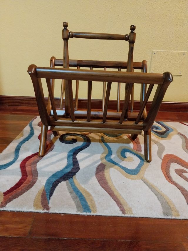 Revistero de madera