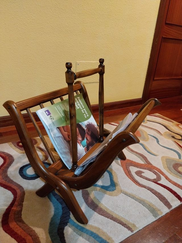 Revistero de madera