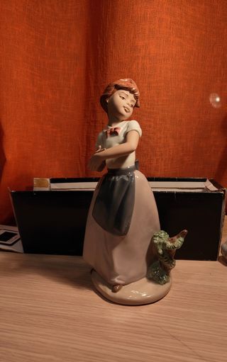 Figura de porcelana niña ( Nadal ).